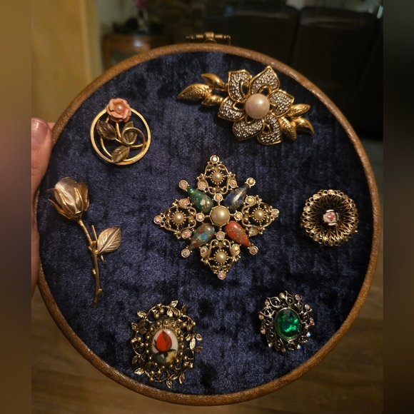Vintage Floral Brooch Set of 7 on Navy Blue Velvet Hanging Display Case - Picture 3 of 12